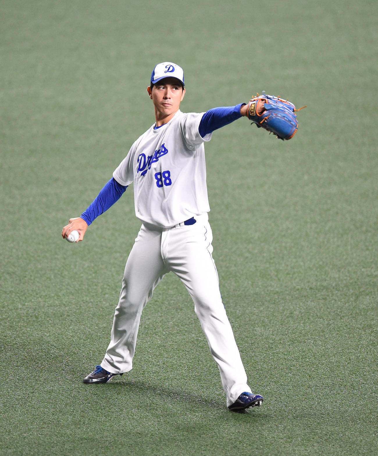 プロ野球中日対巨人　試合前練習、キャッチボールをするマルク（撮影・森本幸一）