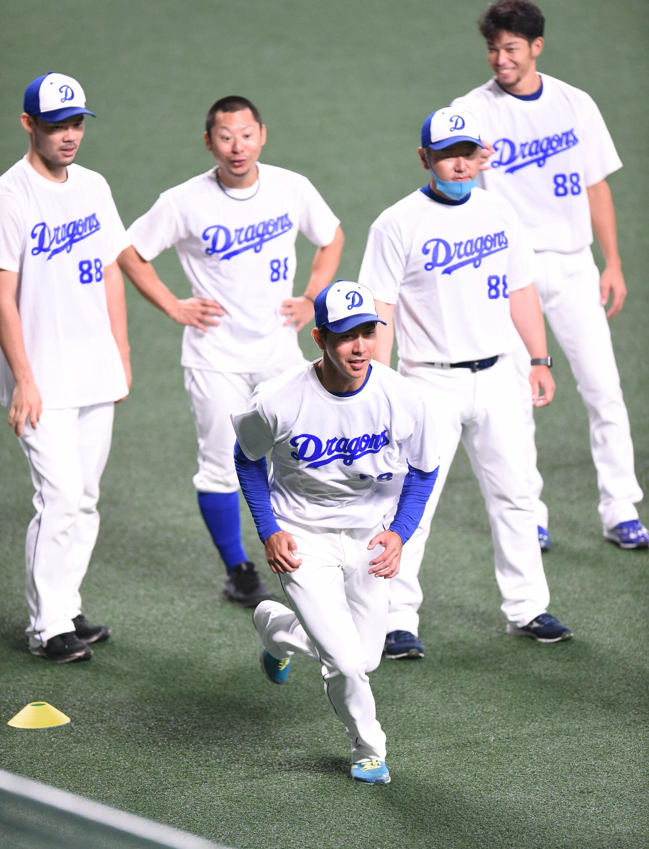 プロ野球中日対巨人　試合前練習、1軍昇格し投手陣とランニングをするマルク（手前・中央）（撮影・森本幸一）