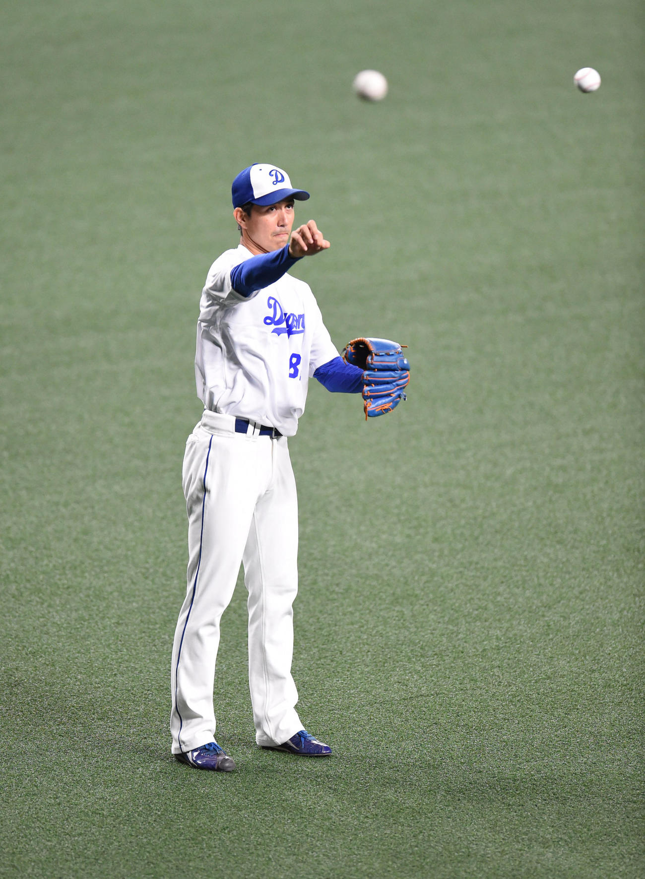 プロ野球中日対巨人　試合前練習、キャッチボールをするマルク（撮影・森本幸一）