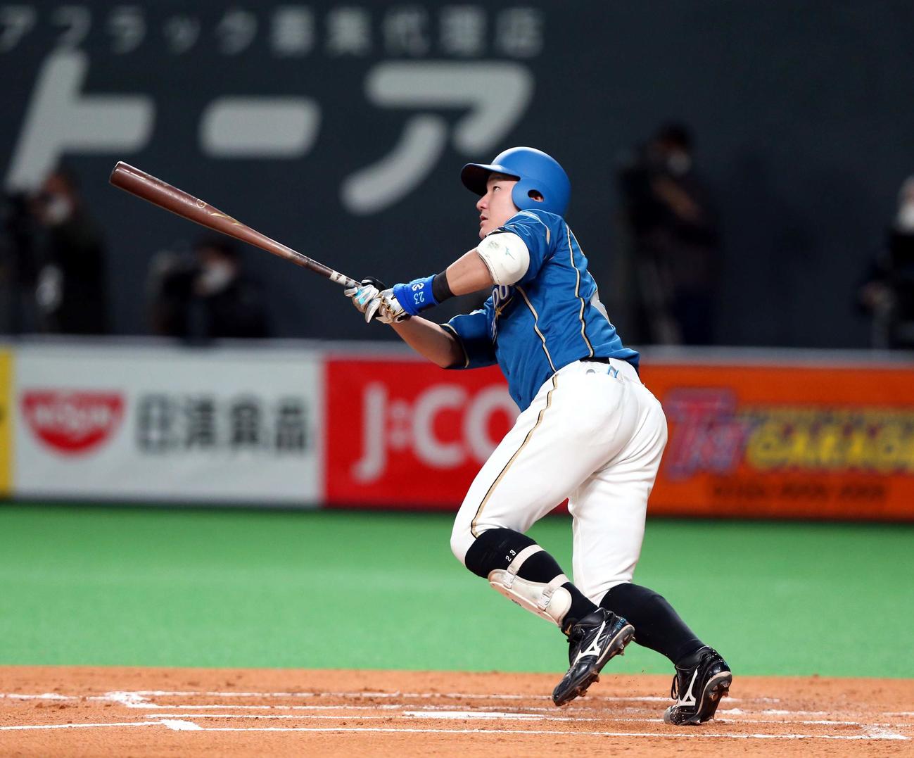 日本ハム対オリックス　2回裏日本ハム1死、左中間に本塁打を放つ渡辺（撮影・黒川智章）