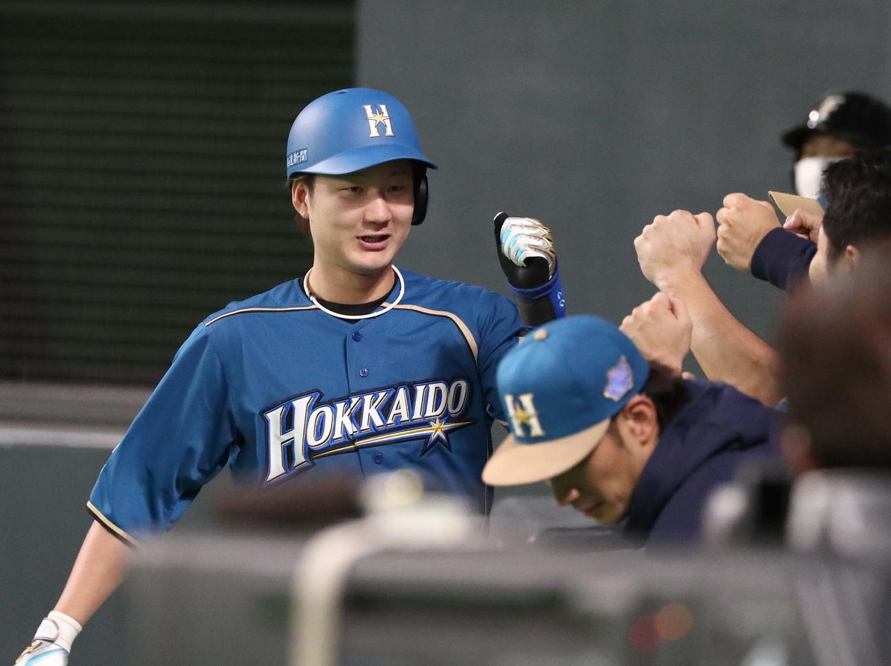 日本ハム対オリックス　2回裏日本ハム1死、左中間に本塁打を放ち出迎えられる渡辺（撮影・黒川智章）