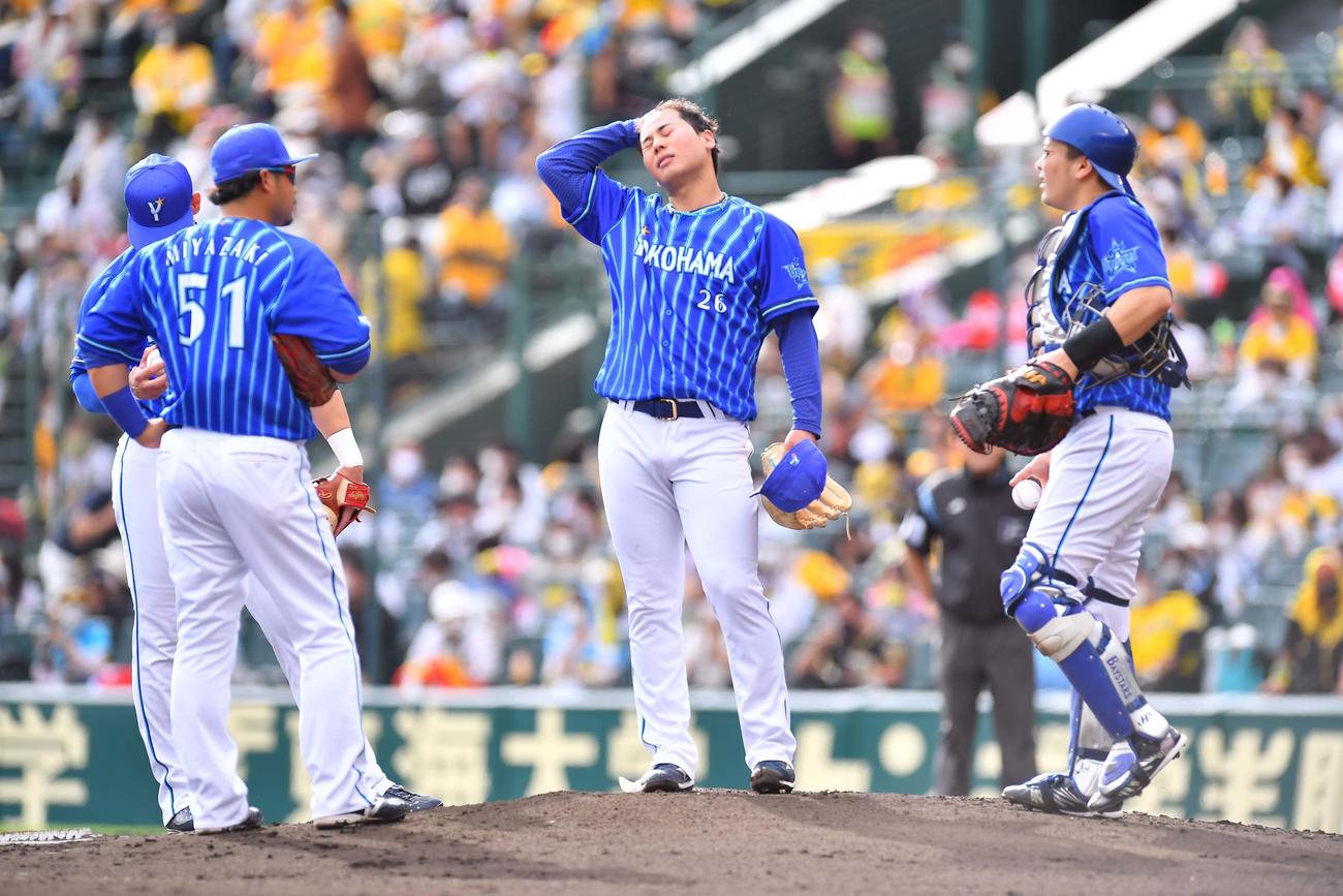 2回途中で降板するDeNA先発浜口遥大（撮影・上田博志）