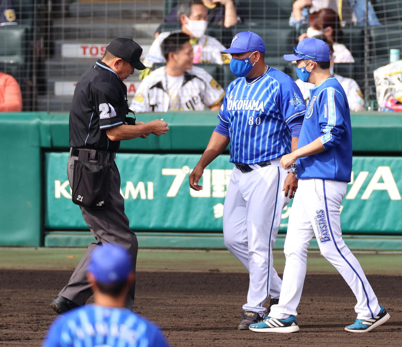 制球が定まらない先発浜口遥大の交代を告げるラミレス監督（撮影・清水貴仁）