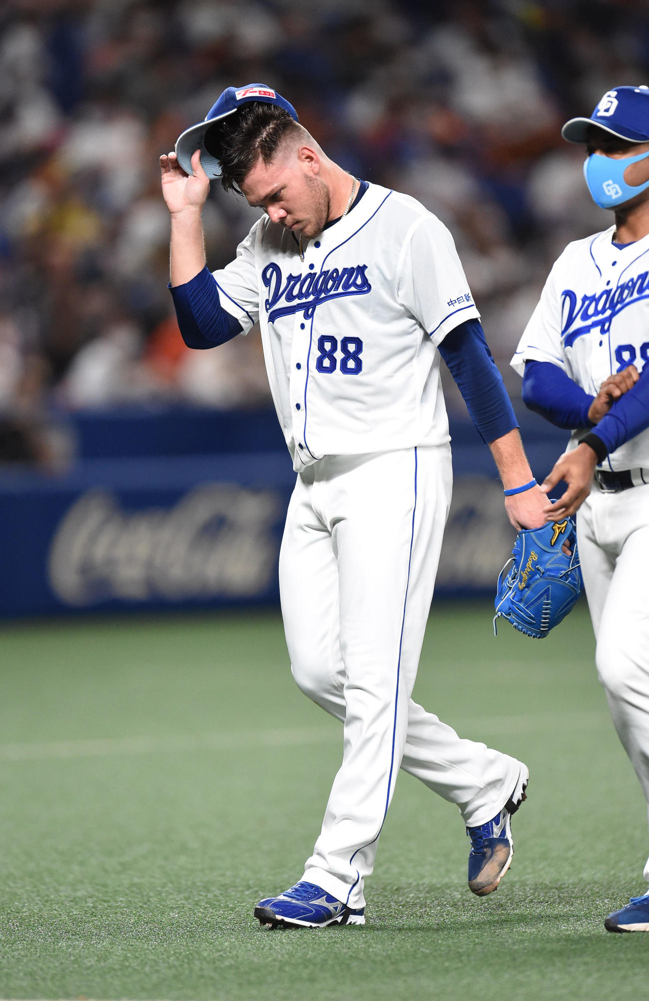 5回表巨人2死一塁、マウンドを降りる中日先発のヤリエル・ロドリゲス（撮影・森本幸一）