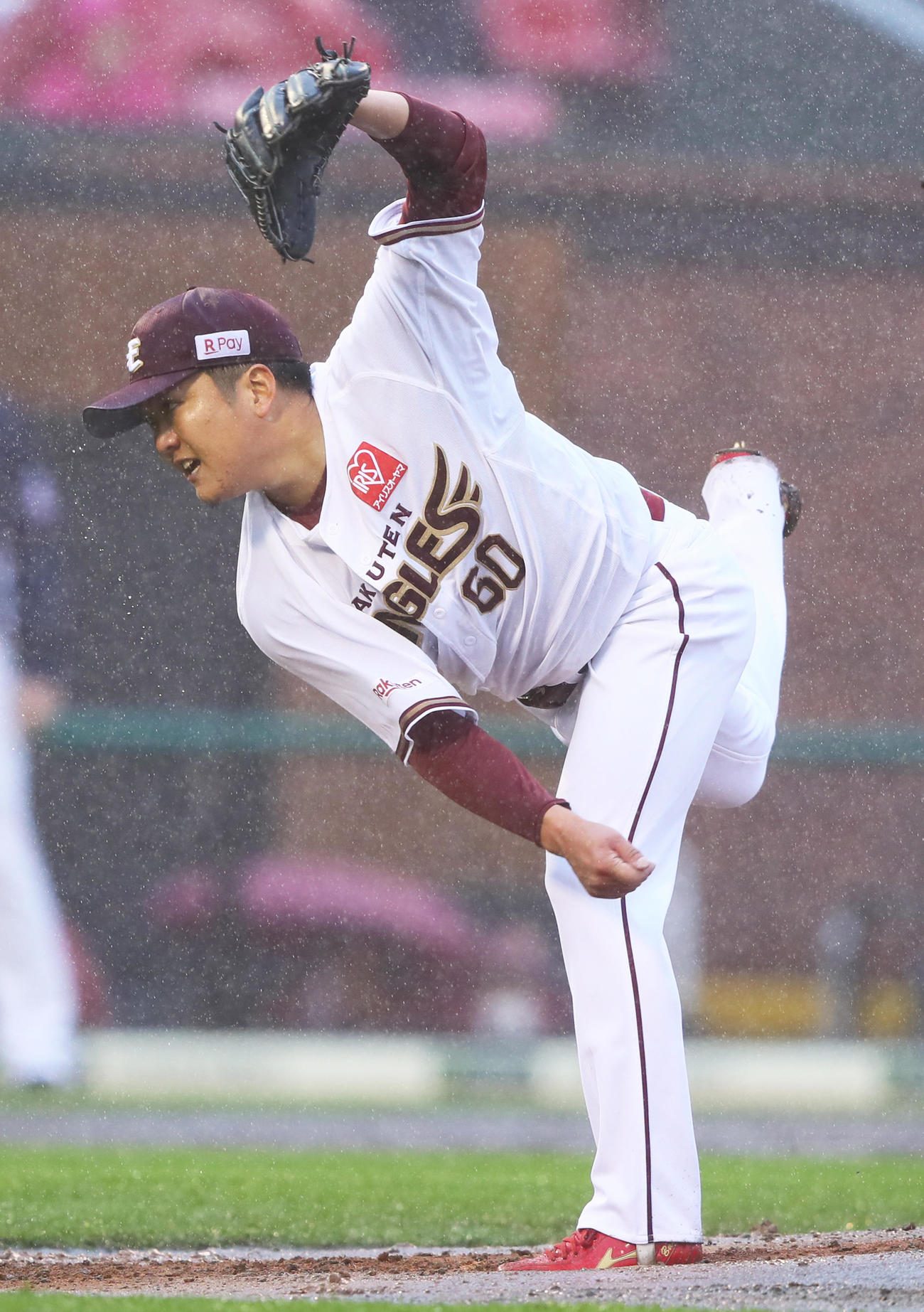 楽天対西武　雨の中、力投する楽天石橋（撮影・足立雅史）