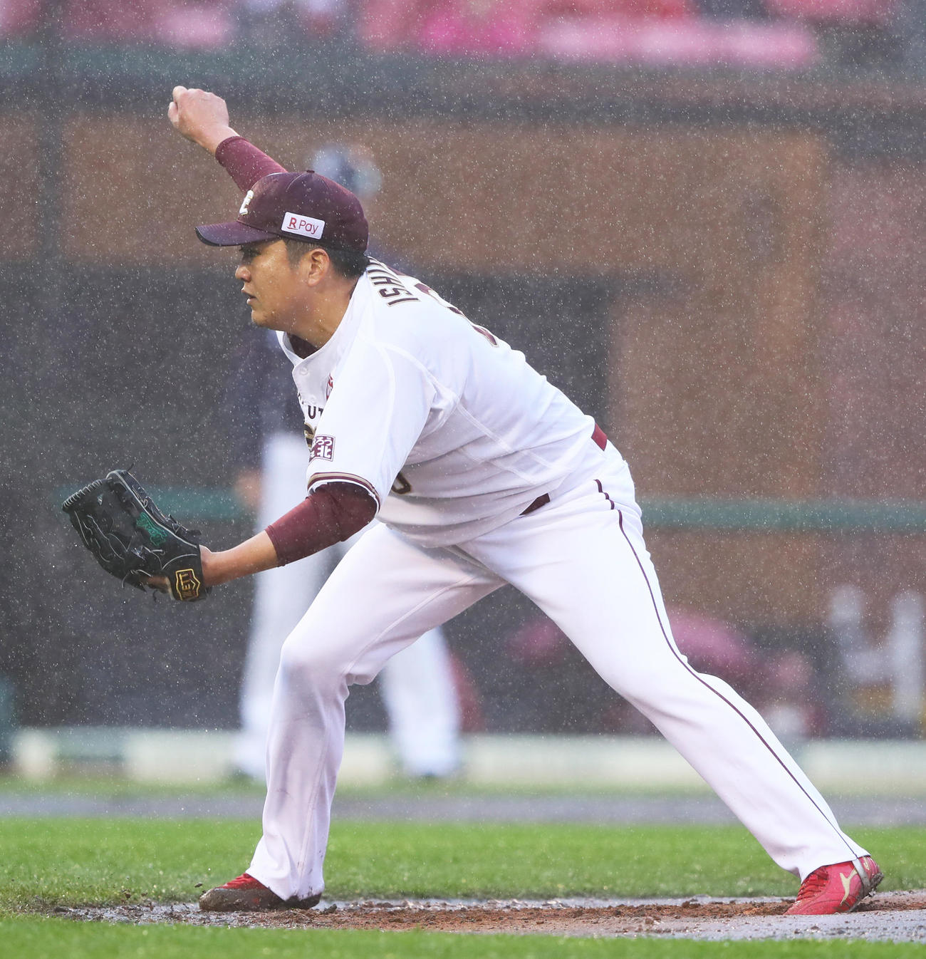 楽天対西武　雨の中、力投する楽天石橋（撮影・足立雅史）