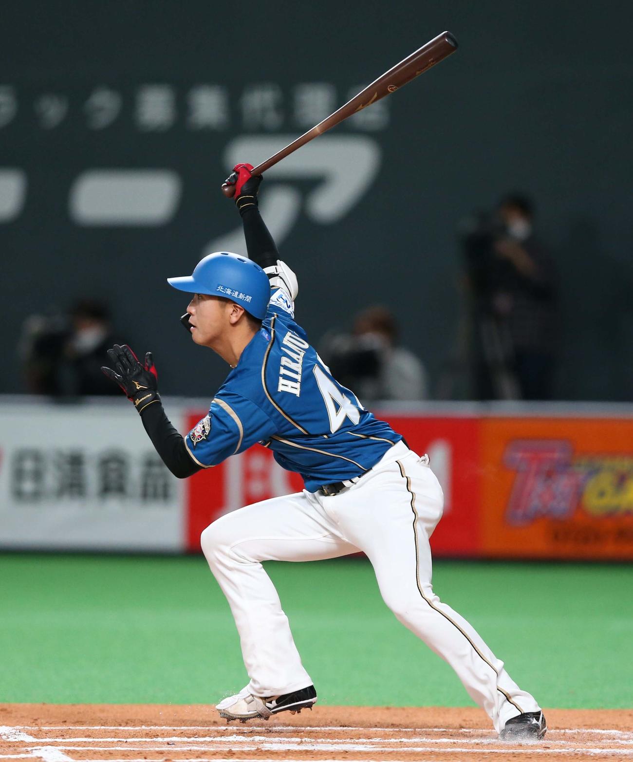 日本ハム対オリックス　6回裏日本ハム1死二塁、右中間に適時二塁打を放つ平沼（撮影・黒川智章）
