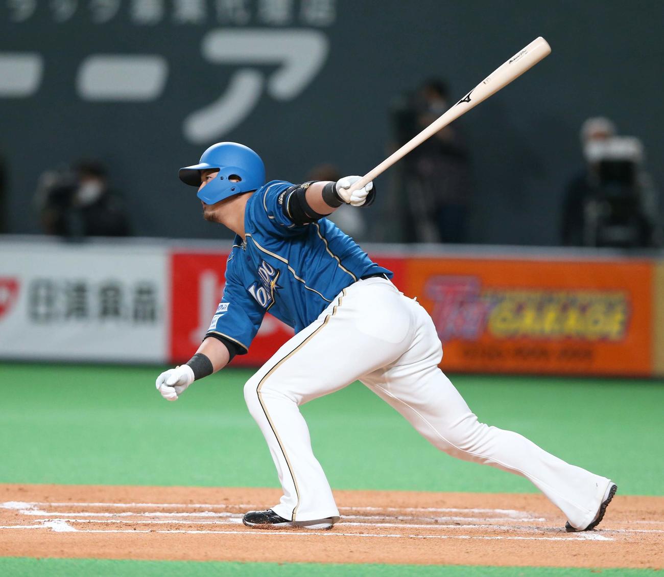 日本ハム対オリックス　6回裏日本ハム2死一、三塁、左前適時打を放つ中田（撮影・黒川智章）