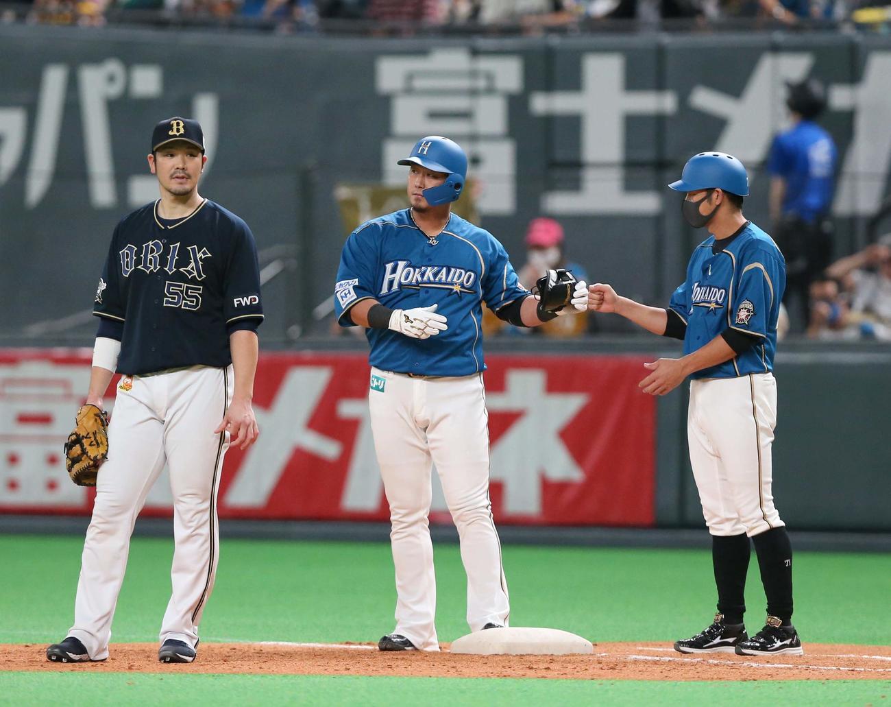 日本ハム対オリックス　6回裏日本ハム2死一、三塁、左前適時打を放つ中田（撮影・黒川智章）