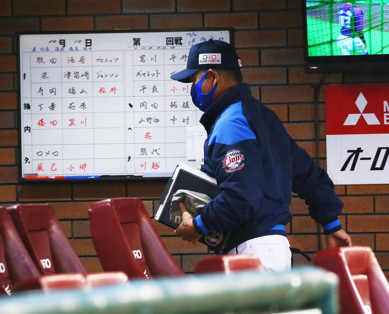 楽天対西武　4回表開始前、降雨ノーゲームとなり引き揚げる西武辻監督（撮影・足立雅史）