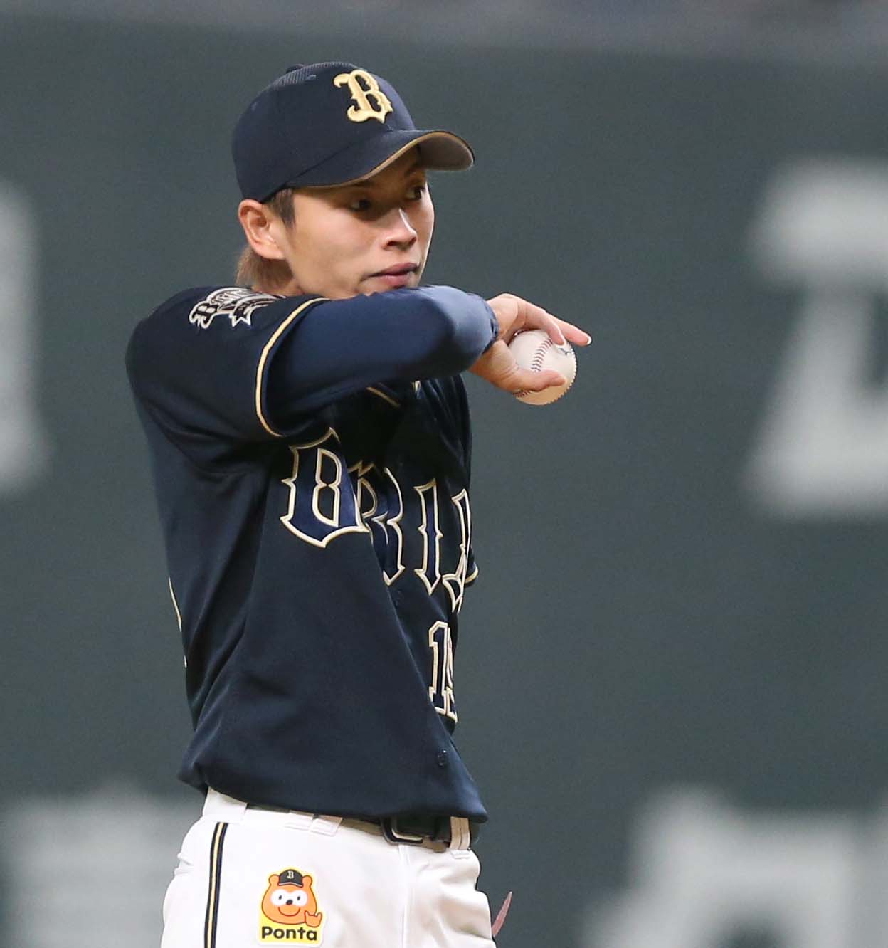 日本ハム対オリックス　6回裏に2失点し汗を拭く山岡（撮影・黒川智章）