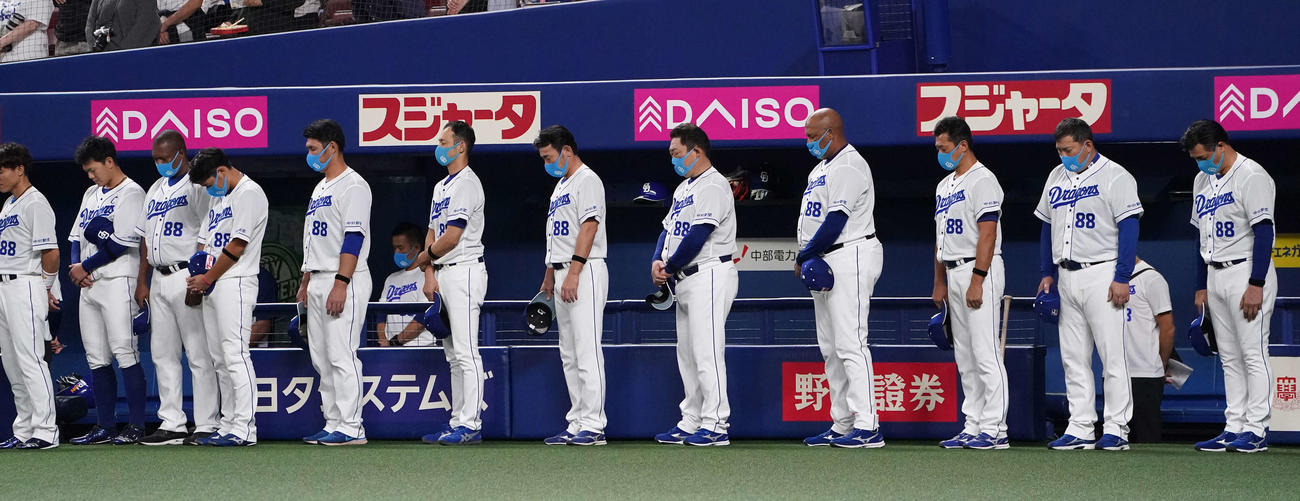 中日対巨人　高木守道氏の追悼試合に胸番号88、背番号1のユニホームで臨む中日ナイン。右は与田監督（撮影・鈴木みどり）