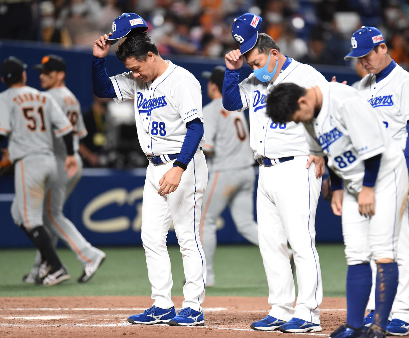 中日対巨人　試合終了、観客に一礼する与田剛監督ら中日ナイン（撮影・森本幸一）