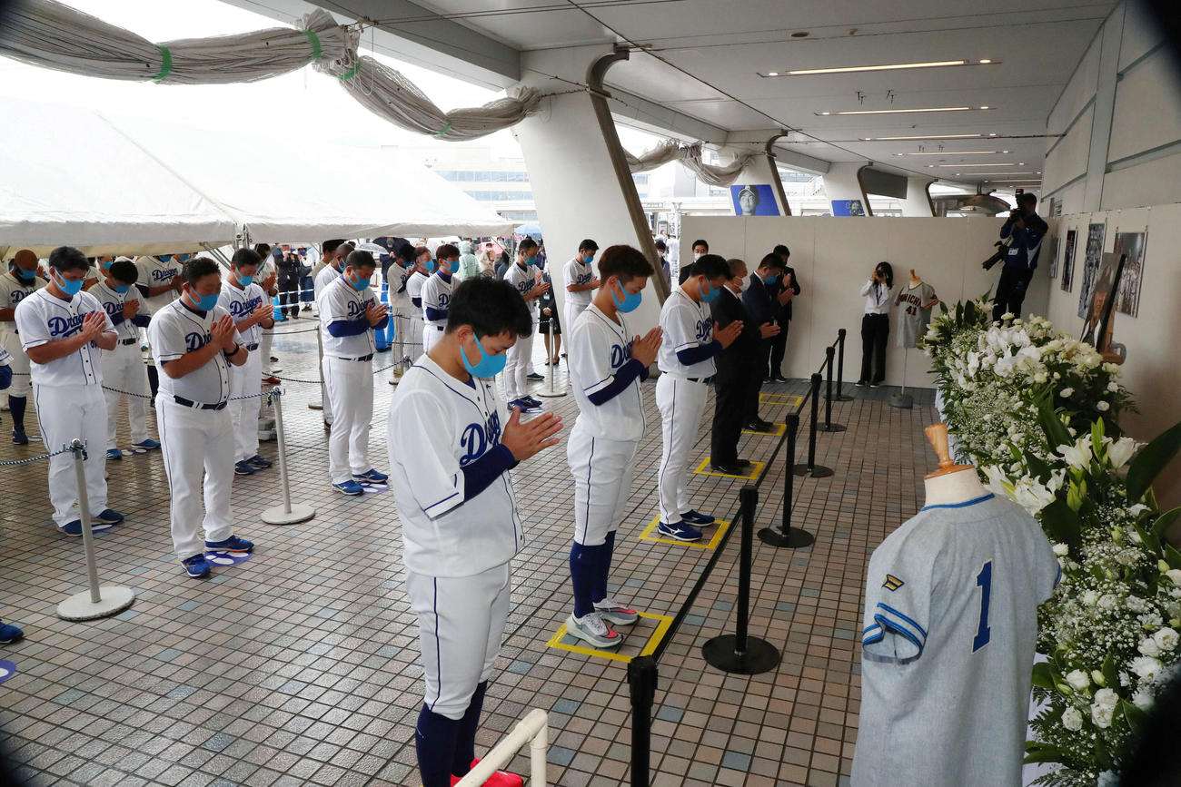 中日対巨人　試合前、ナゴヤドームに設置された高木守道さん追悼の遥拝所で黙とうする、前列手前から高橋、京田、与田監督、矢野球団社長、加藤球団代表