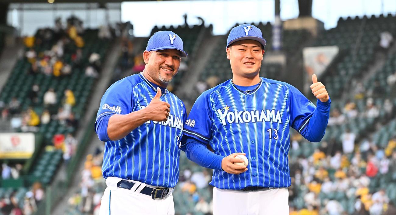 阪神対DeNA　プロ初勝利しラミレス監督（左）とサムアップポーズを見せる伊勢（撮影・上田博志）