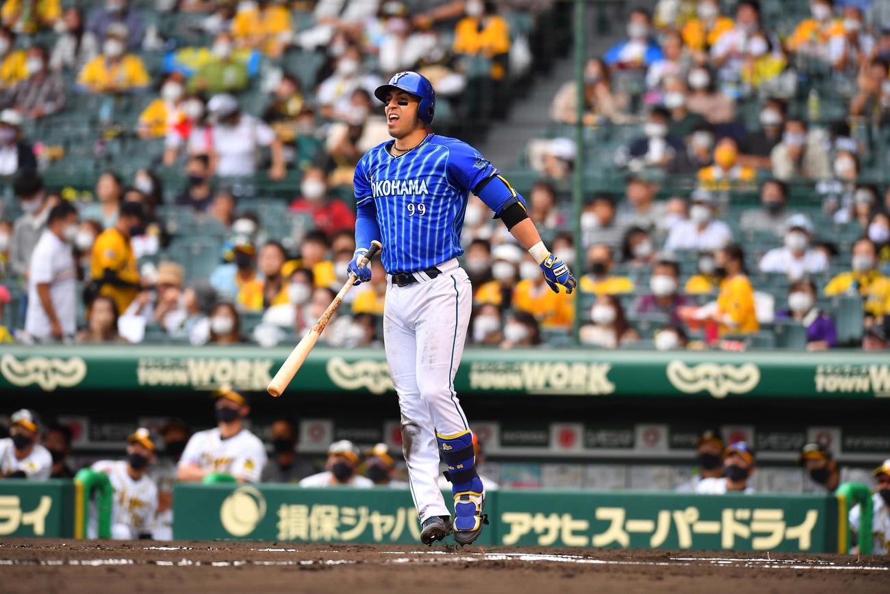 阪神対DeNA　6回表DeNA無死、左越えに勝ち越しソロ本塁打を放つネフタリ・ソト（撮影・上田博志）