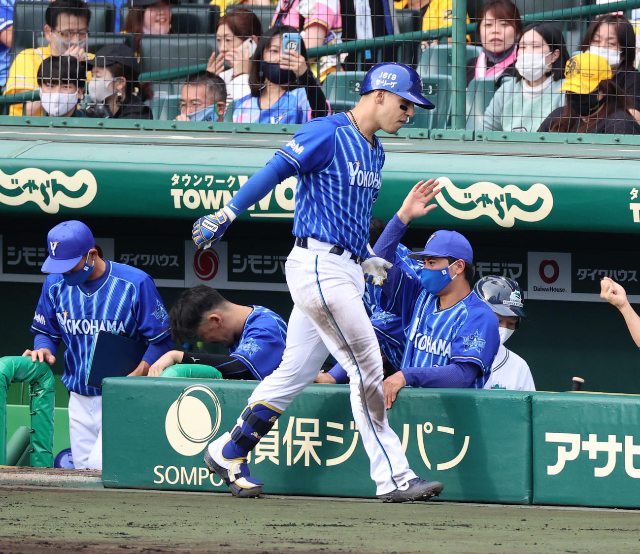 阪神対DeNA　6回表DeNA無死、左越え勝ち越し本塁打を放つネフタリ・ソト（撮影・清水貴仁）