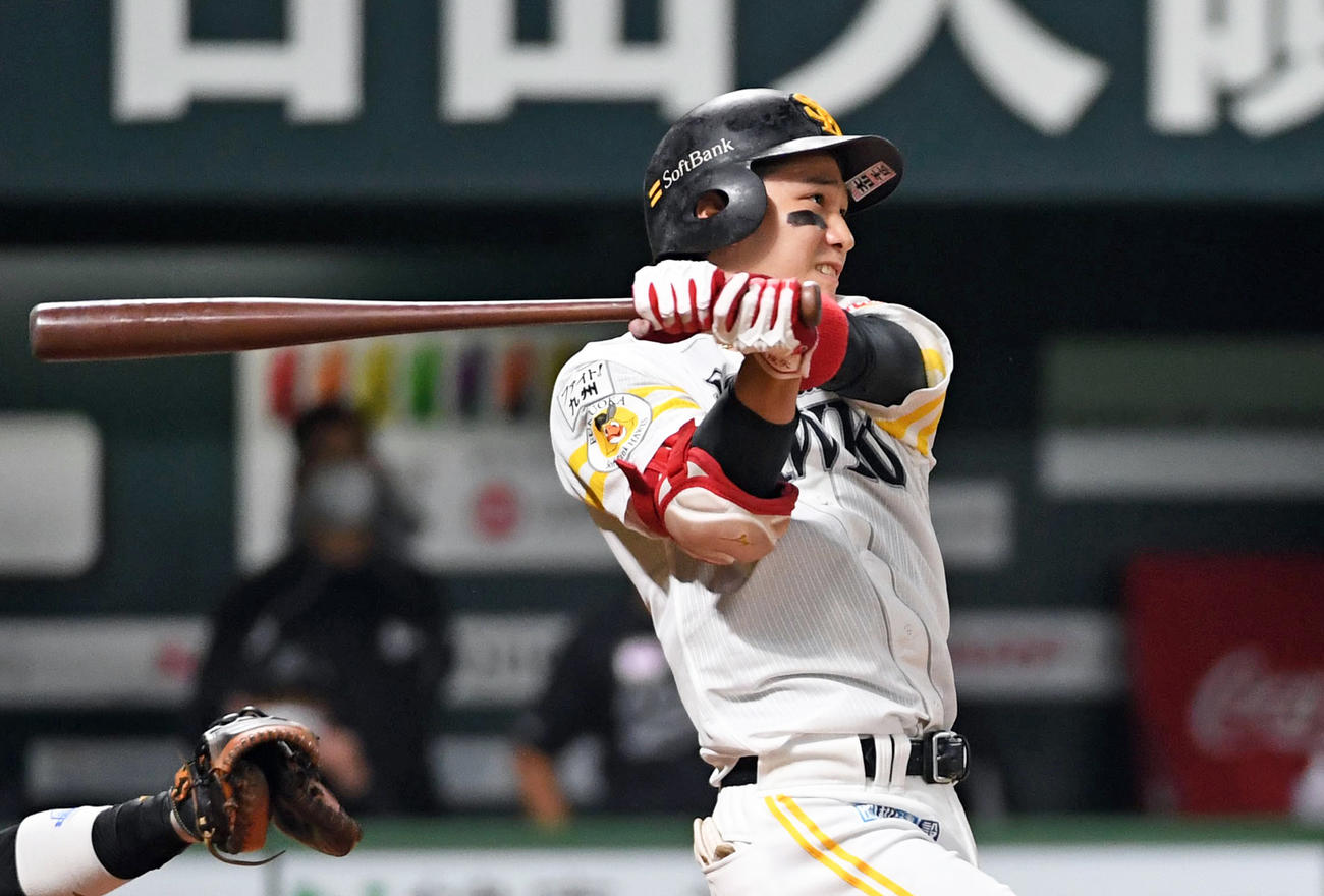 ソフトバンク対ロッテ　2回裏ソフトバンク1死二塁、栗原は右越えに2点本塁打を放つ（撮影・今浪浩三）