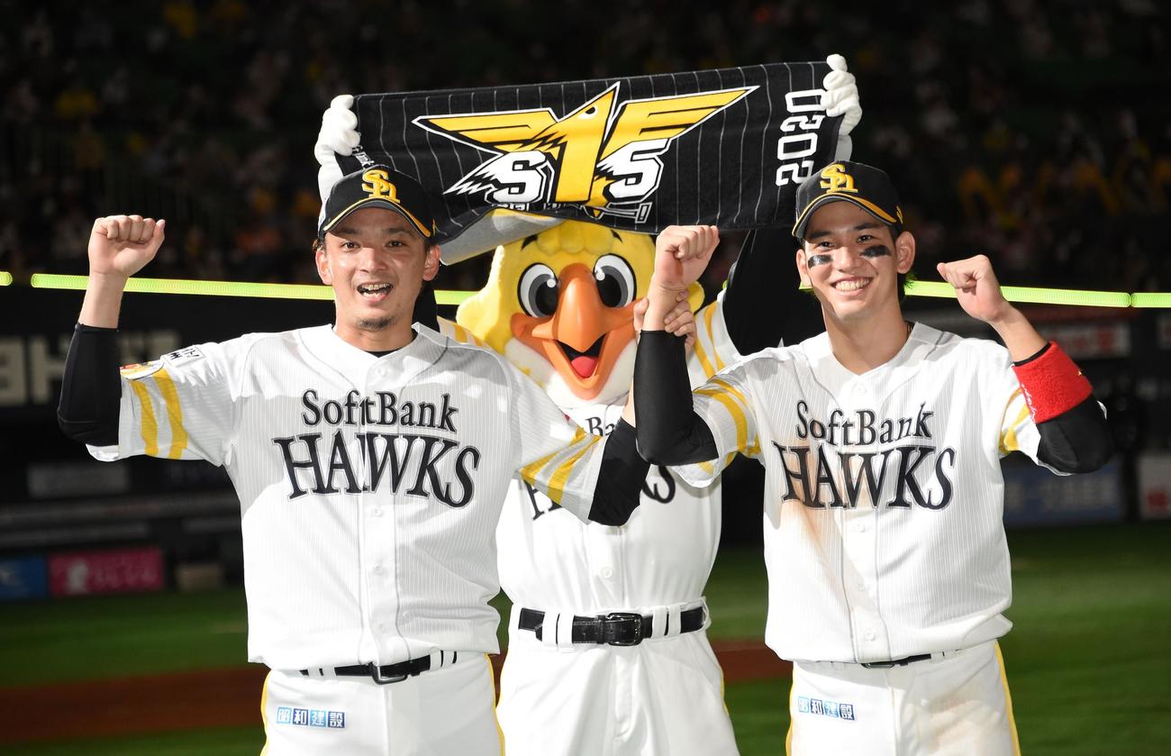 ソフトバンク対ロッテ　7勝目を挙げた東浜（左）と2点本塁打を放った栗原は笑顔でガッツポーズ（撮影・今浪浩三）