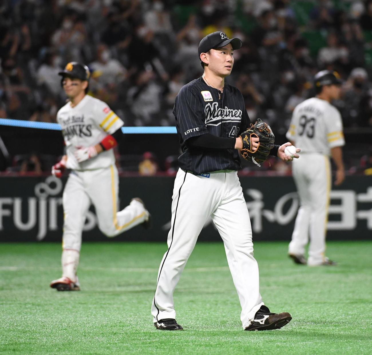 ソフトバンク対ロッテ　2回裏ソフトバンク1死二塁、先発の中村は栗原に2点本塁打を浴びる（撮影・今浪浩三）