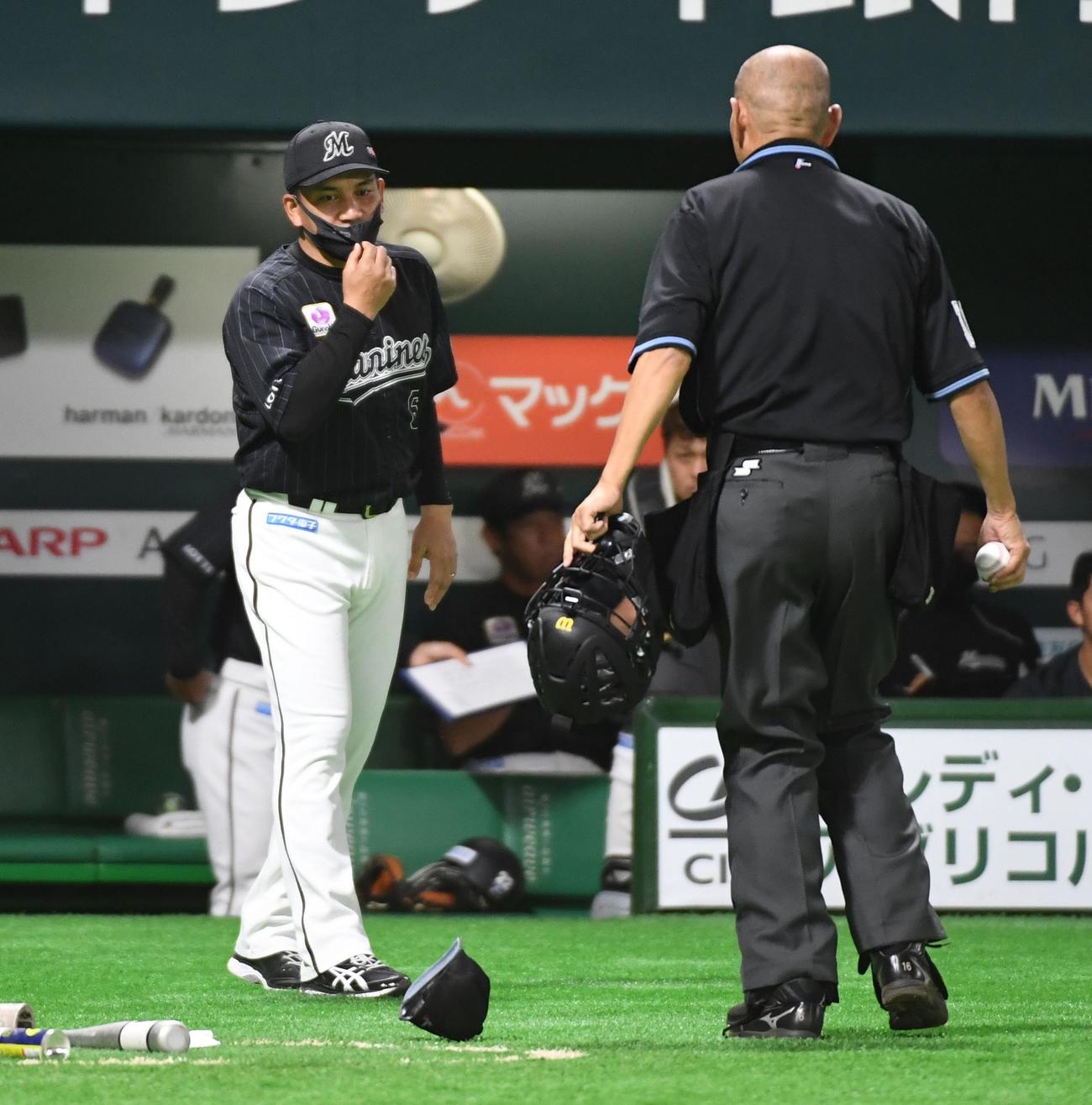 ソフトバンク対ロッテ　投手陣の交代を告げる井口資仁監督（撮影・今浪浩三）