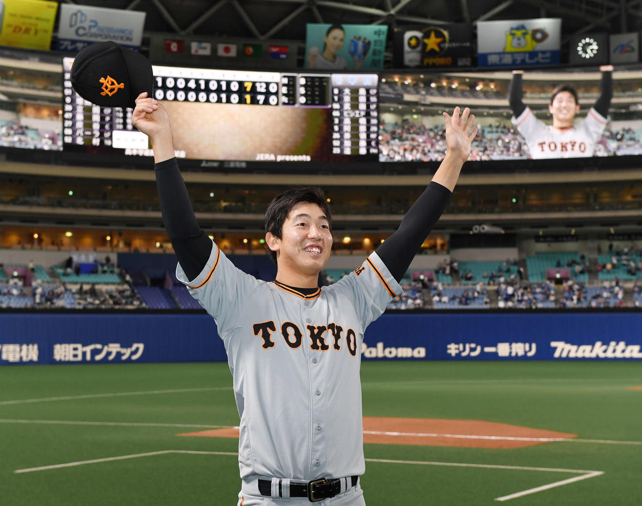 中日対巨人　7回無失点で勝利投手の巨人畠はファンの声援に応える（撮影・鈴木みどり）