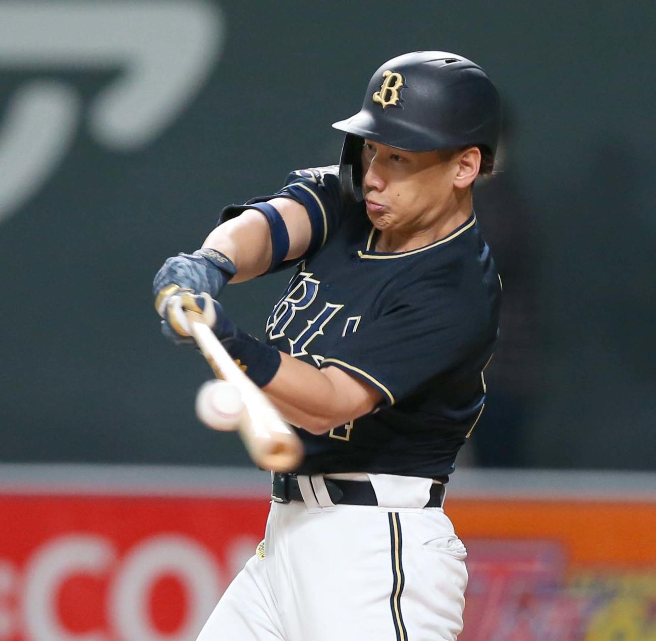 日本ハム対オリックス　9回表オリックス2死、左中間に二塁打を放つ吉田正（撮影・黒川智章）
