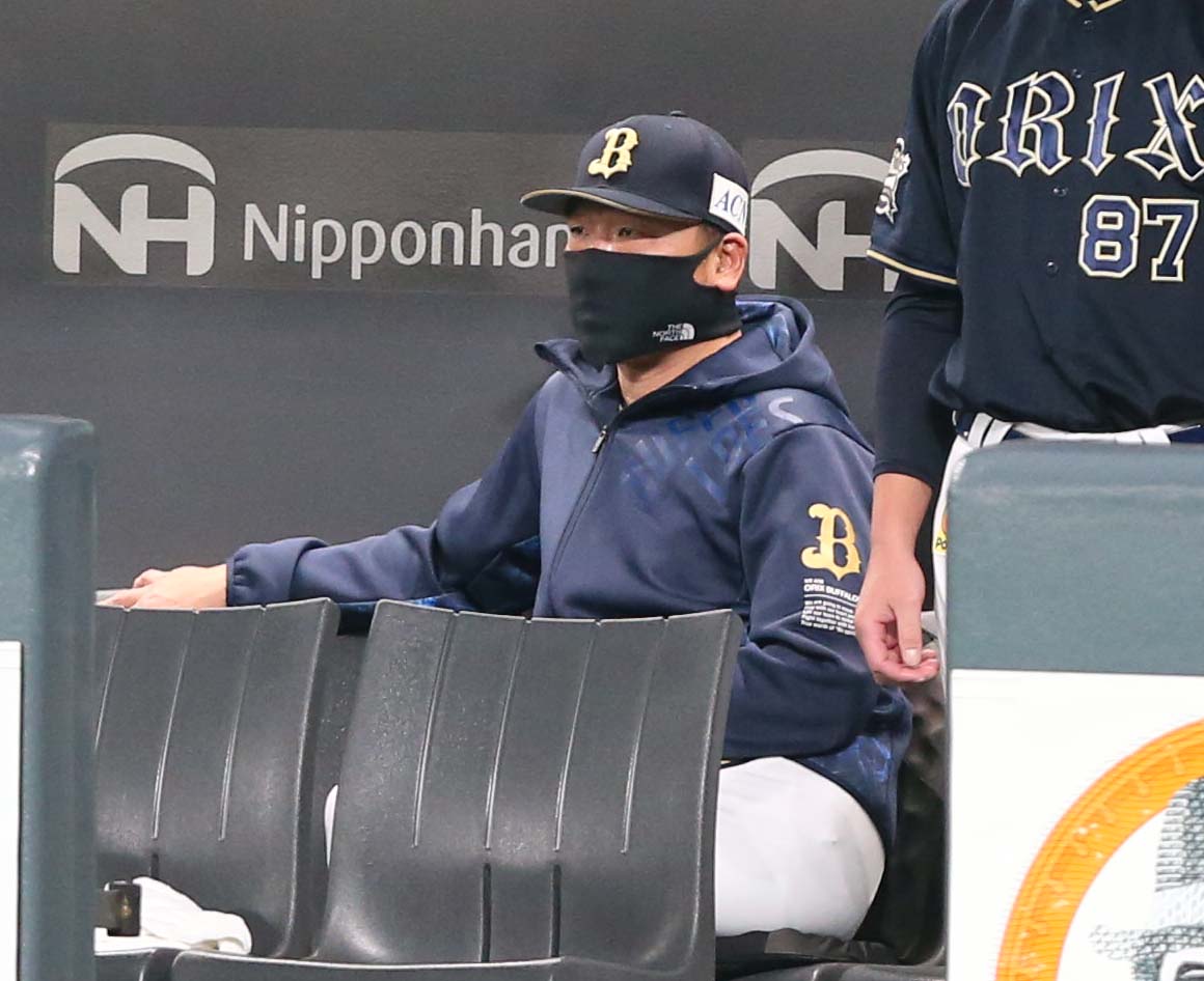 日本ハム対オリックス　ベンチで渋い表情の中嶋監督代行（撮影・黒川智章）