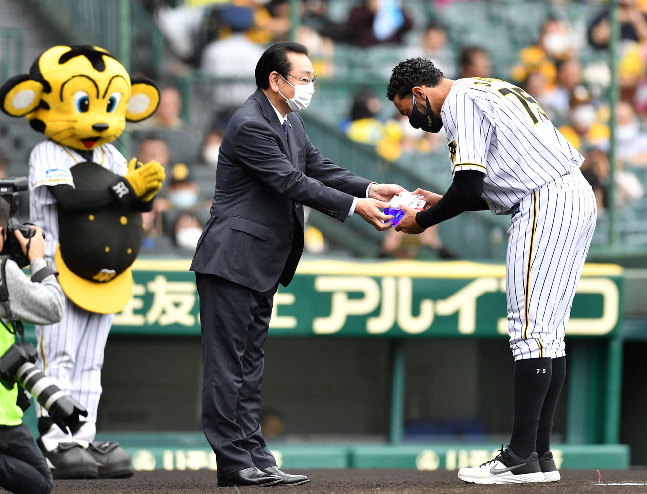 9月度優秀選手賞に選ばれたスアレス（右）に記念品を贈呈する揚塩球団社長（撮影・岩下翔太）
