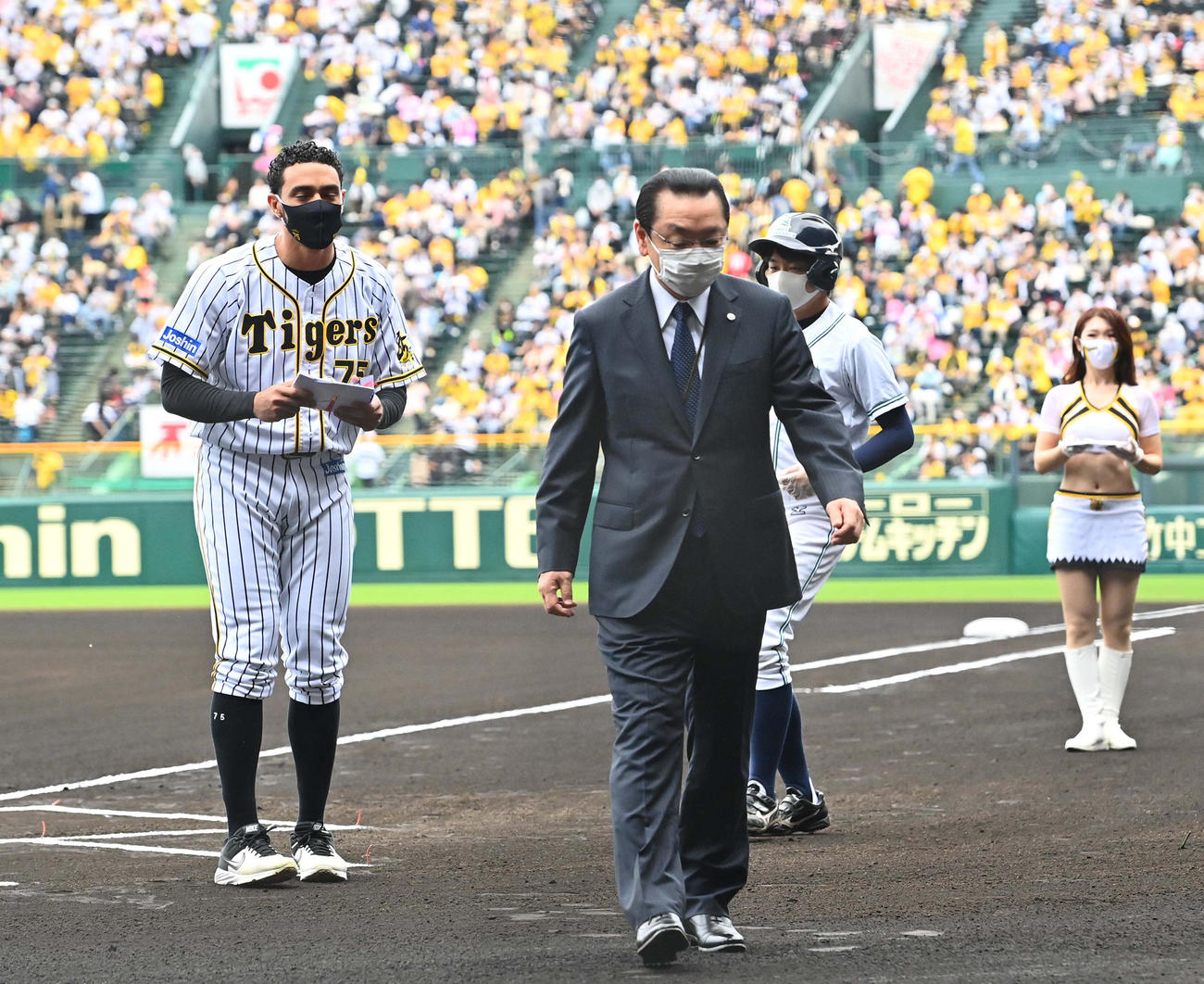 スアレスを表彰した阪神揚塩健治球団社長（撮影・上田博志）