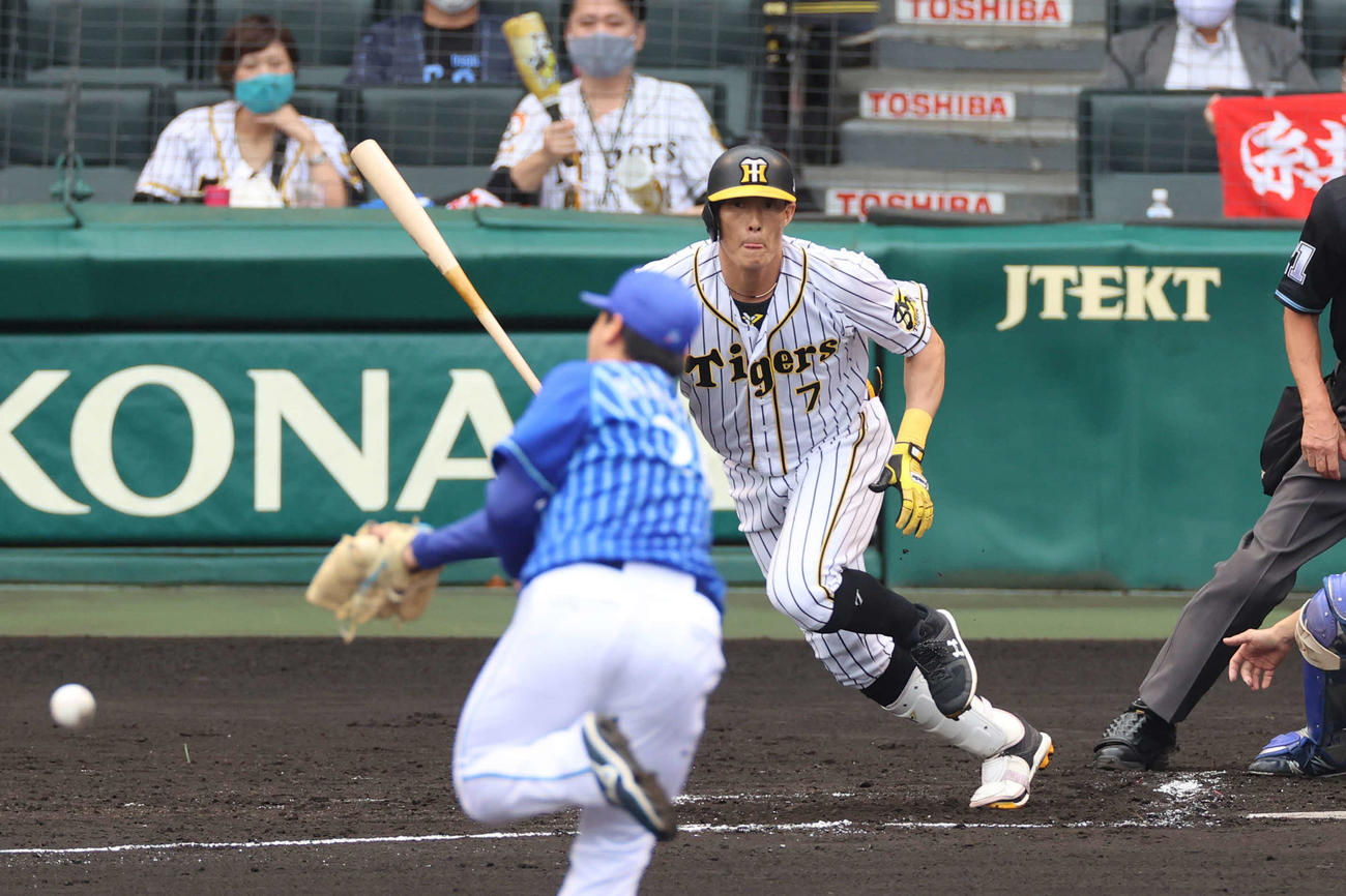 阪神対DeNA　1回裏阪神無死一、二塁、糸井は中前先制適時打を放つ（撮影・清水貴仁）