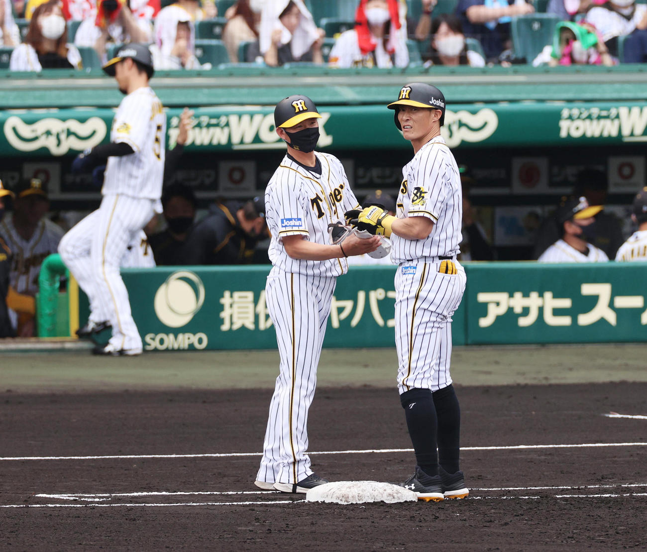 阪神対DeNA　1回裏阪神無死一、二塁、中前へ先制適時打を放つ糸井嘉男（撮影・清水貴仁）