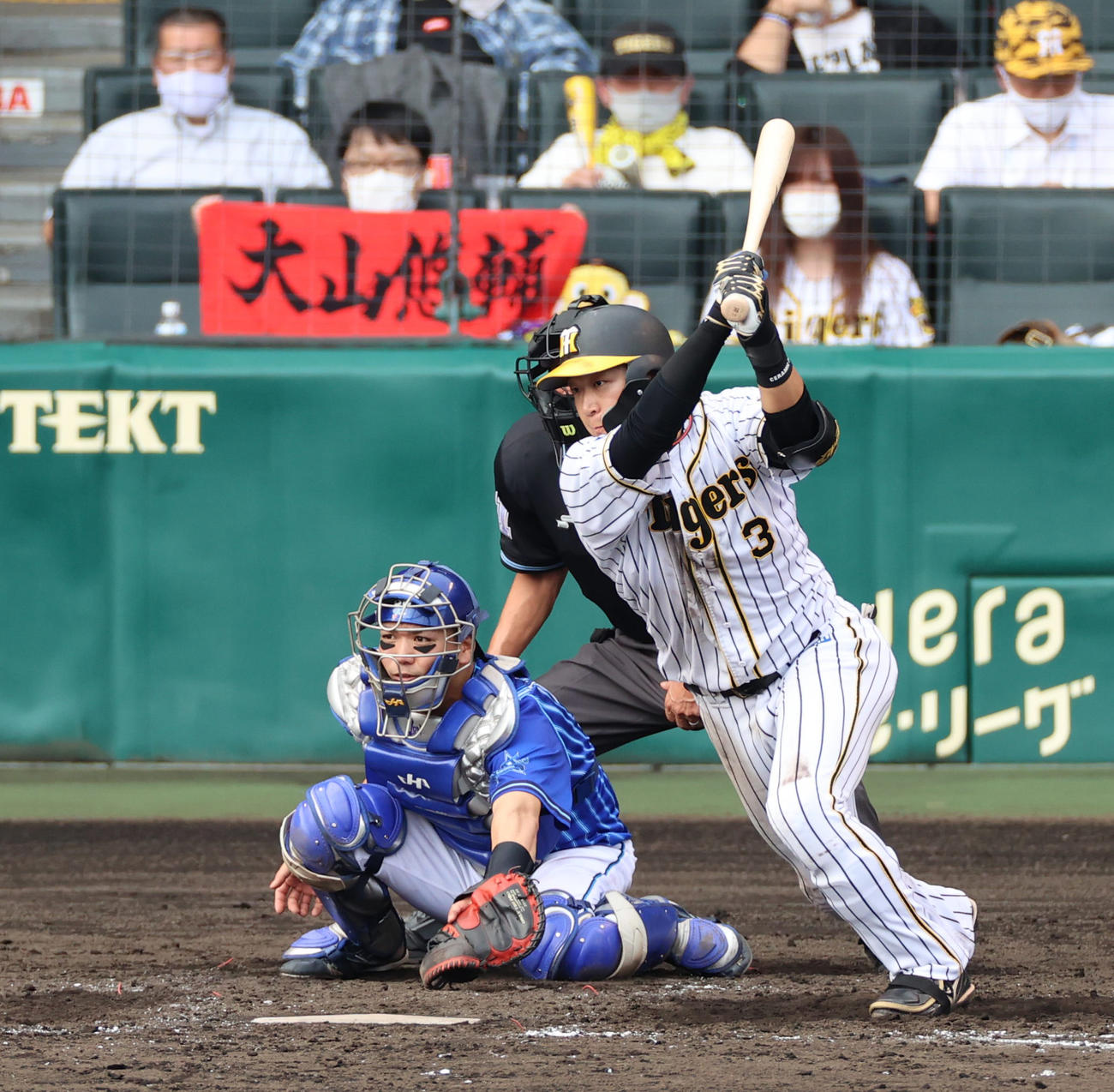 阪神対DeNA　4回裏阪神2死一、三塁、大山は右前勝ち越し適時打を放つ（撮影・清水貴仁）