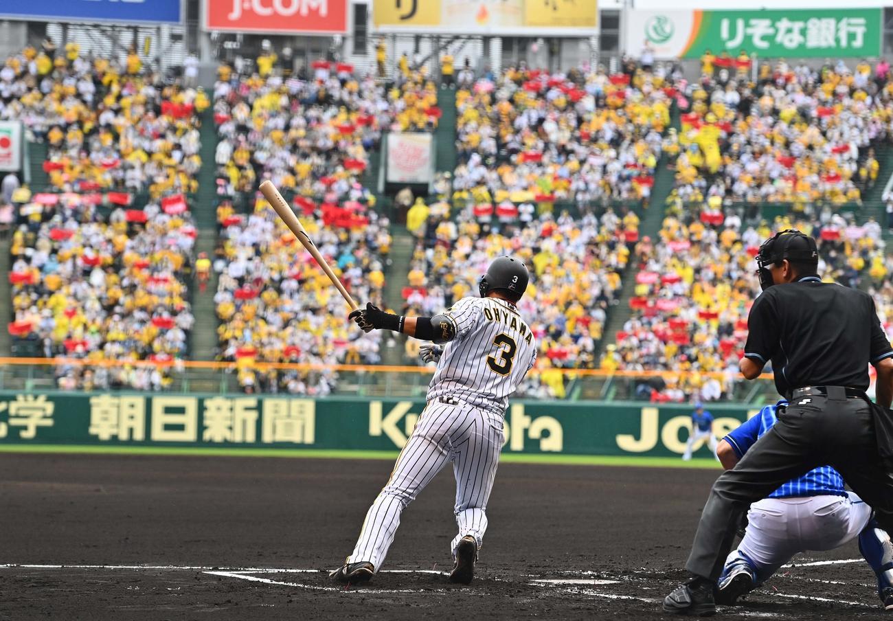 阪神対DeNA　1回裏阪神無死一、二塁、左前に適時打を放つ大山悠輔、（撮影・上田博志）