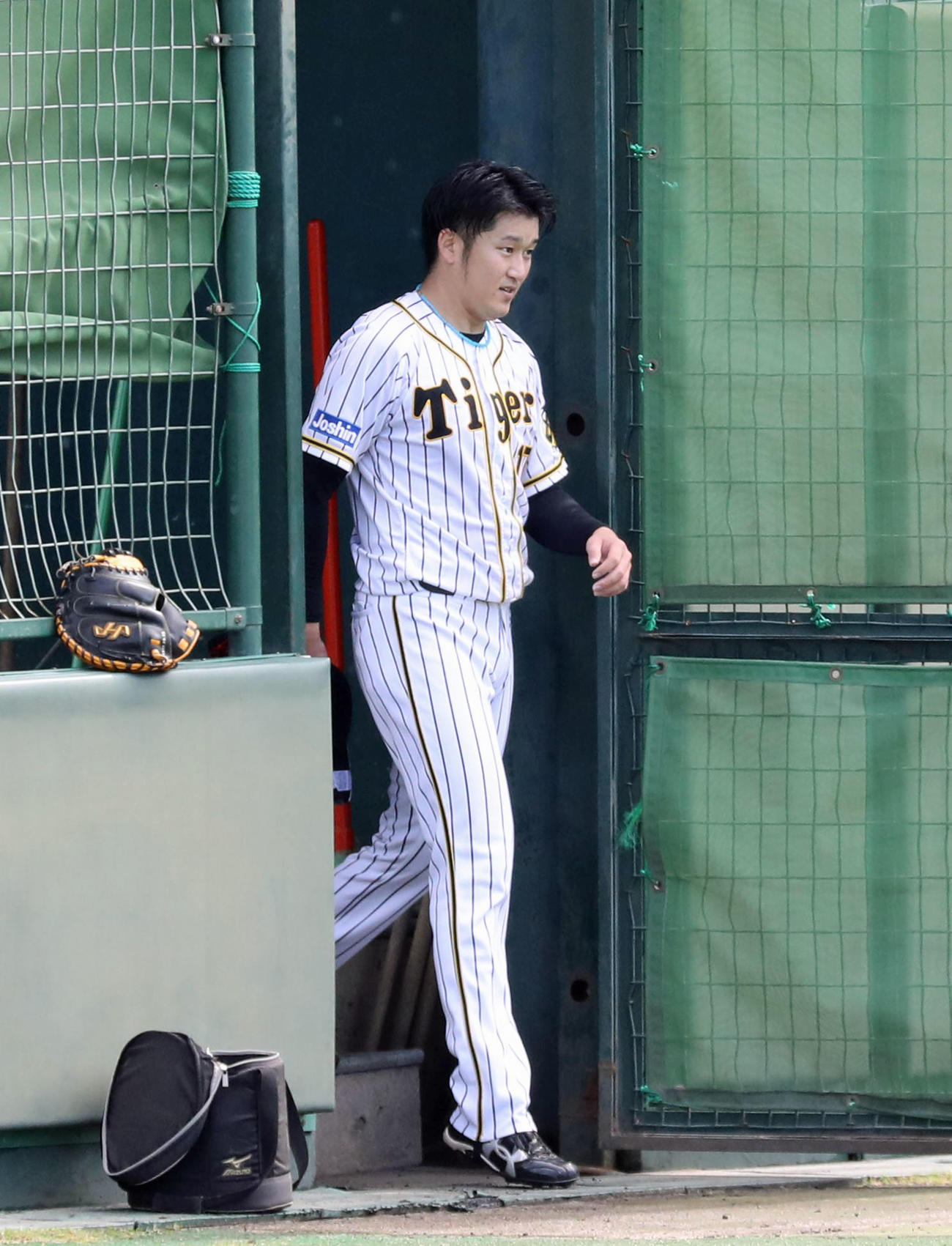 ブルペン投球を終えた岩貞（代表撮影）