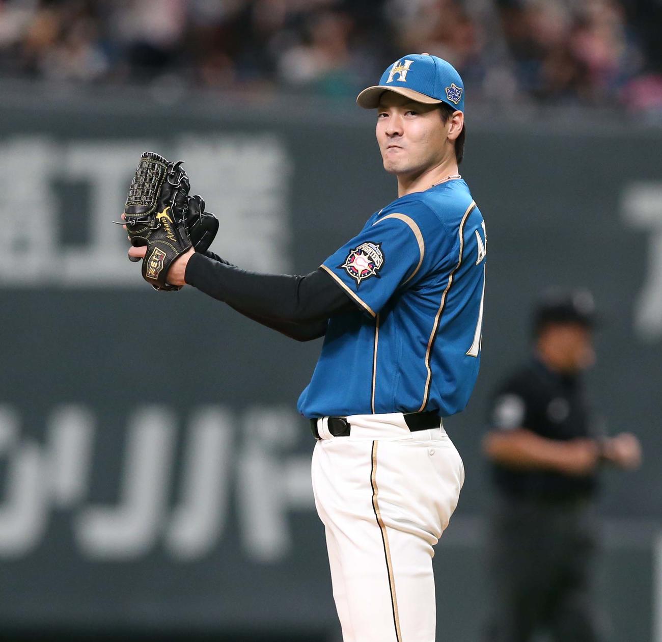 日本ハム対オリックス　9回表オリックス無死一塁、杉本を併殺にとりグラブをたたく有原（撮影・黒川智章）