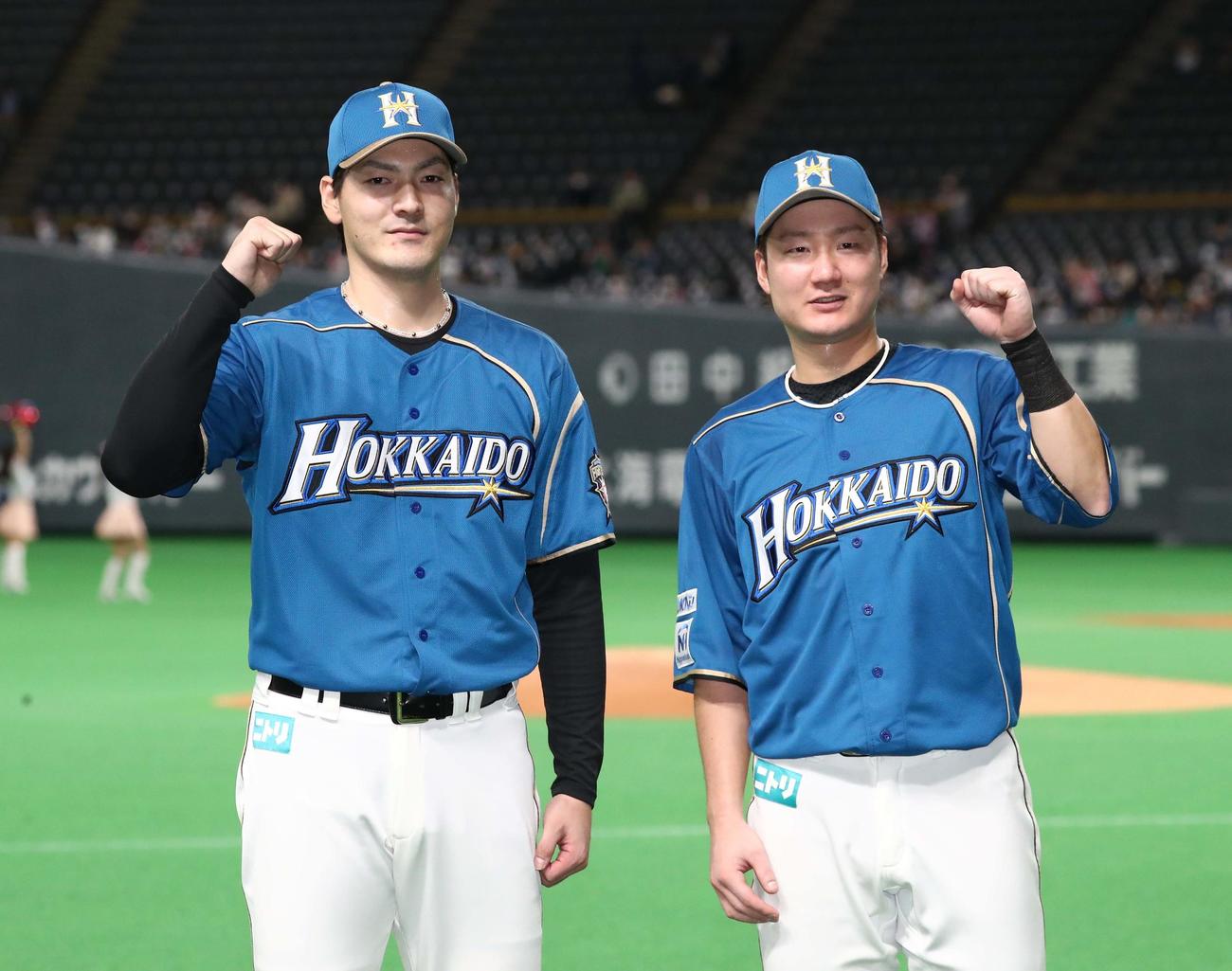 日本ハム対オリックス　試合後、ガッツポーズの有原（左）と渡辺（撮影・黒川智章）