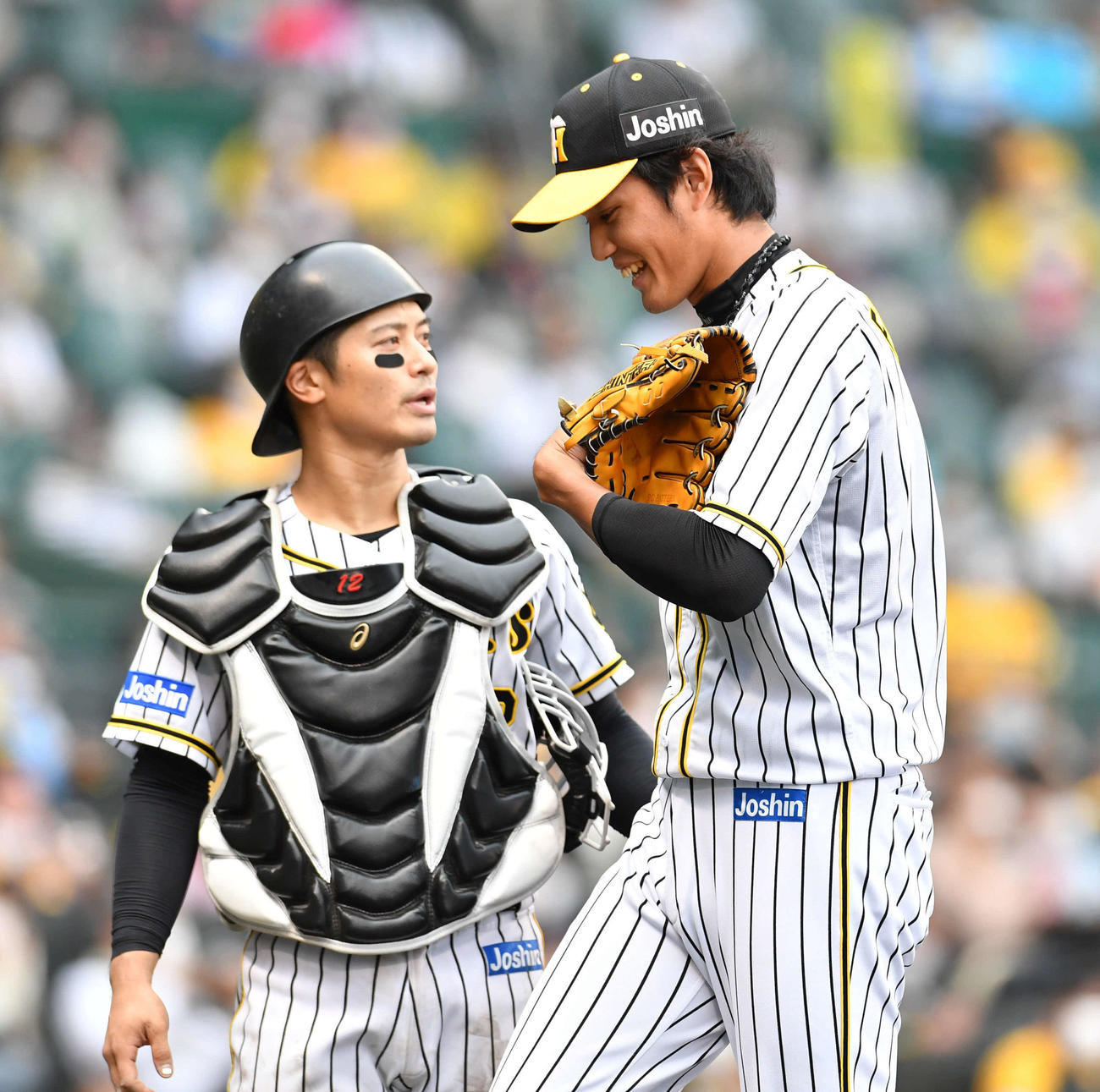 阪神対DeNA19回戦　8回表DeNA2死一、二塁、ピンチを抑え笑顔でベンチへ戻る藤浪晋太郎、左は坂本誠志郎（撮影・岩下翔太）