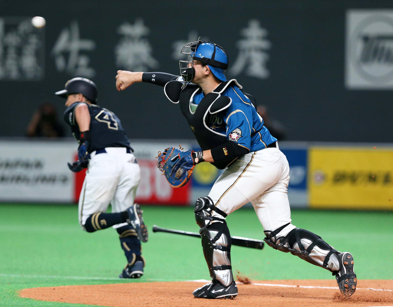 6回表オリックス無死一塁、福田のバントした打球を素早く二塁へ送球し併殺とする宇佐見（撮影・黒川智章）