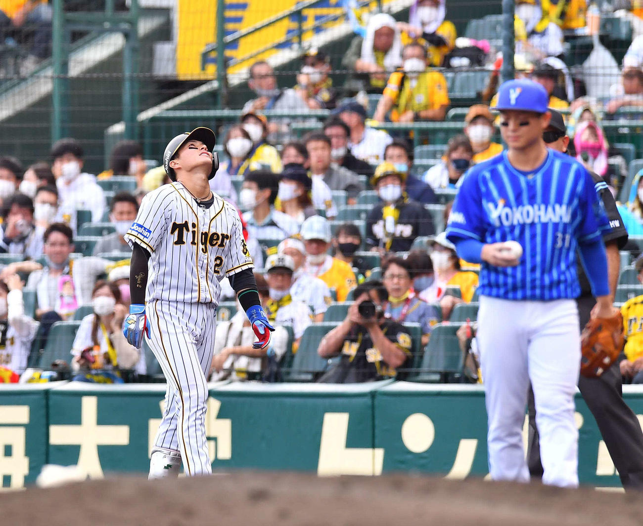 阪神対DeNA　4回裏阪神無死一、二塁、送りバントを失敗する北條（撮影・上田博志）