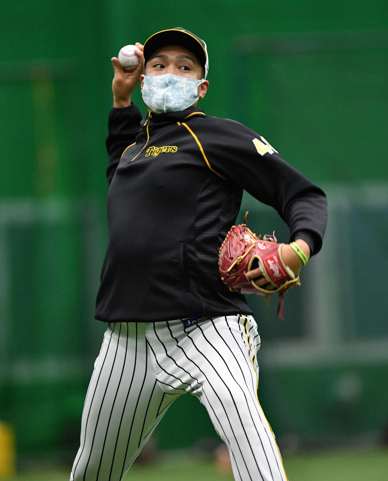 キャッチボールを行う秋山（撮影・岩下翔太）