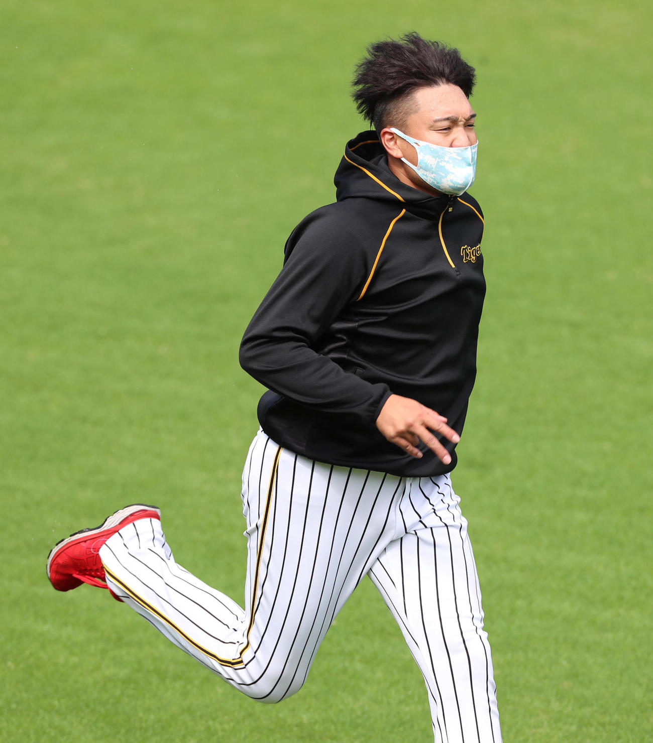 練習を行う秋山拓巳（撮影・清水貴仁）