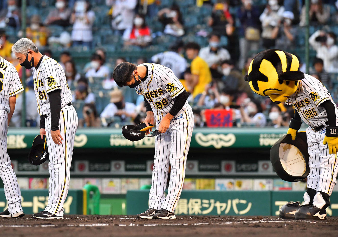 阪神対DeNA　矢野監督（右から2人目）はDeNAに逆転負けしファンに頭を下げる（撮影・上田博志）