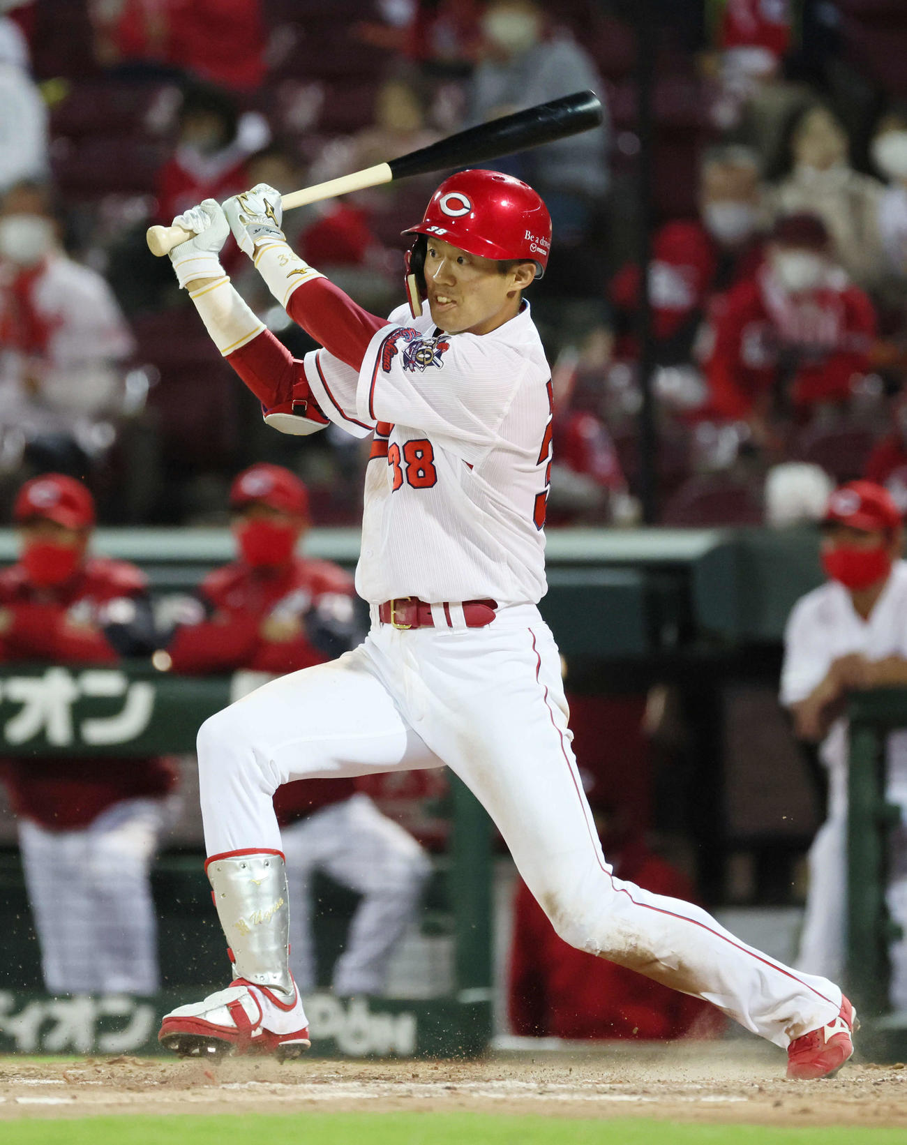 プロ野球広島対ヤクルト　5回裏広島1死満塁、宇草は2点適時打を放つ（撮影・加藤孝規）