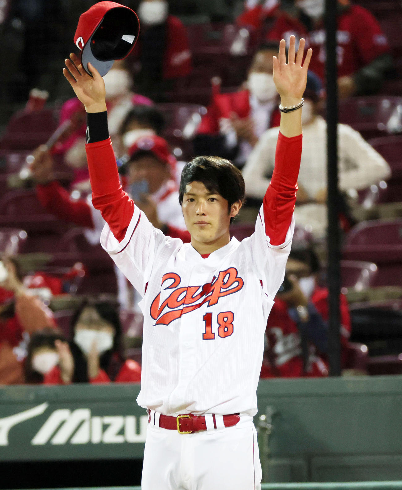 お立ち台から引き上げる途中、ファンの声援に応える森下（撮影・加藤孝規）