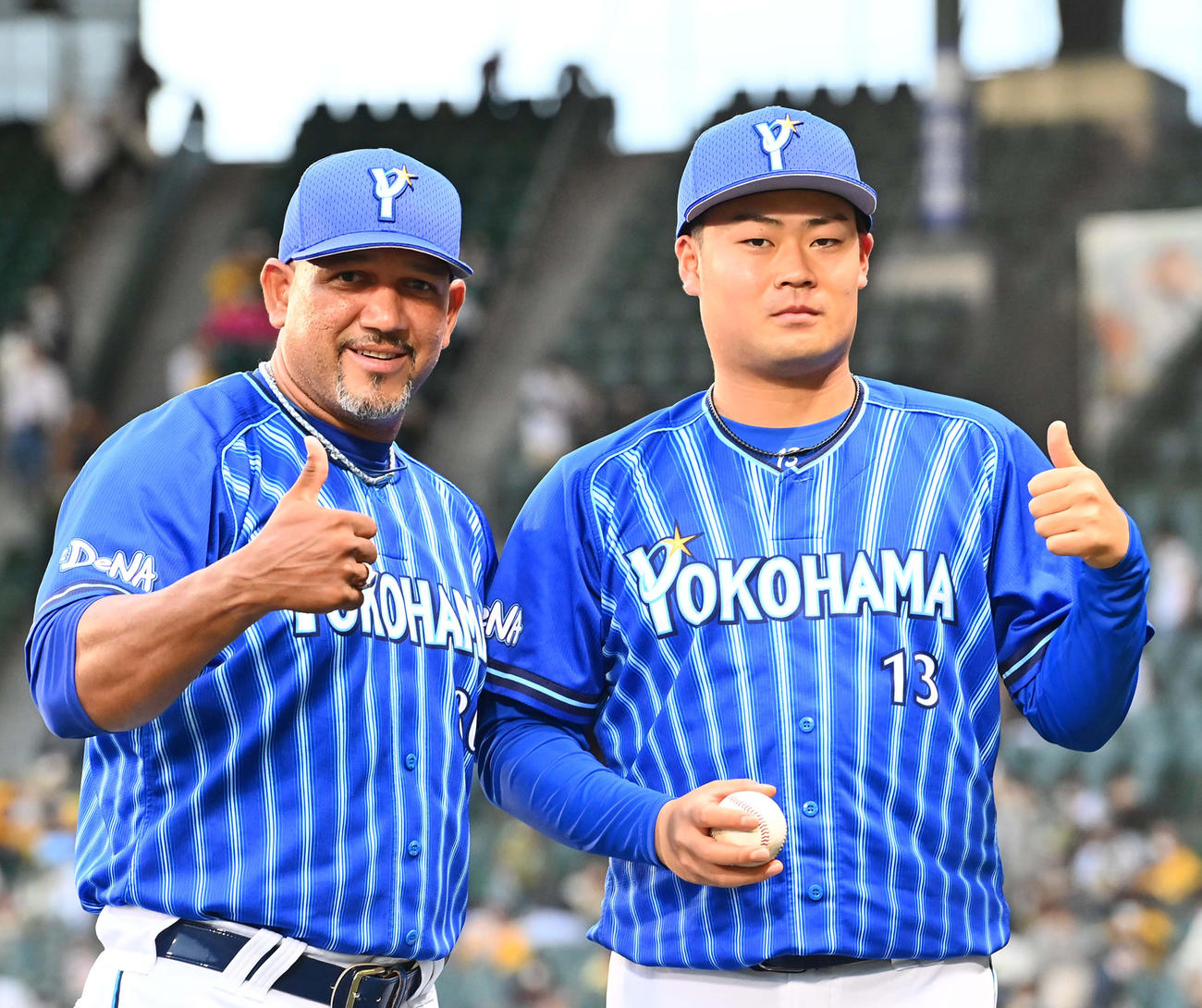 プロ初勝利を挙げラミレス監督（左）とサムアップポーズを見せる伊勢大夢（撮影・上田博志）