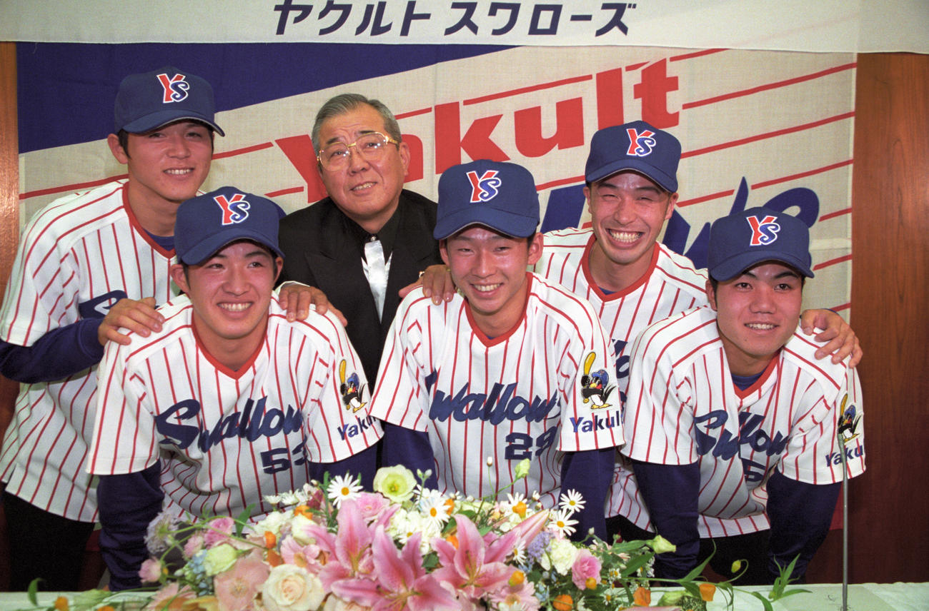 97年、ヤクルト新入団選手発表会見で写真に納まる五十嵐（前列左）。後列左から2人目は野村克也監督