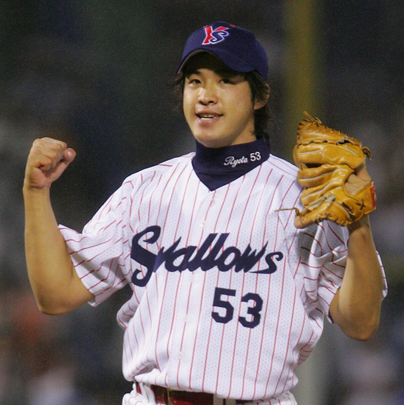 04年8月、巨人打線を抑え、ガッツポーズを決めたヤクルト五十嵐