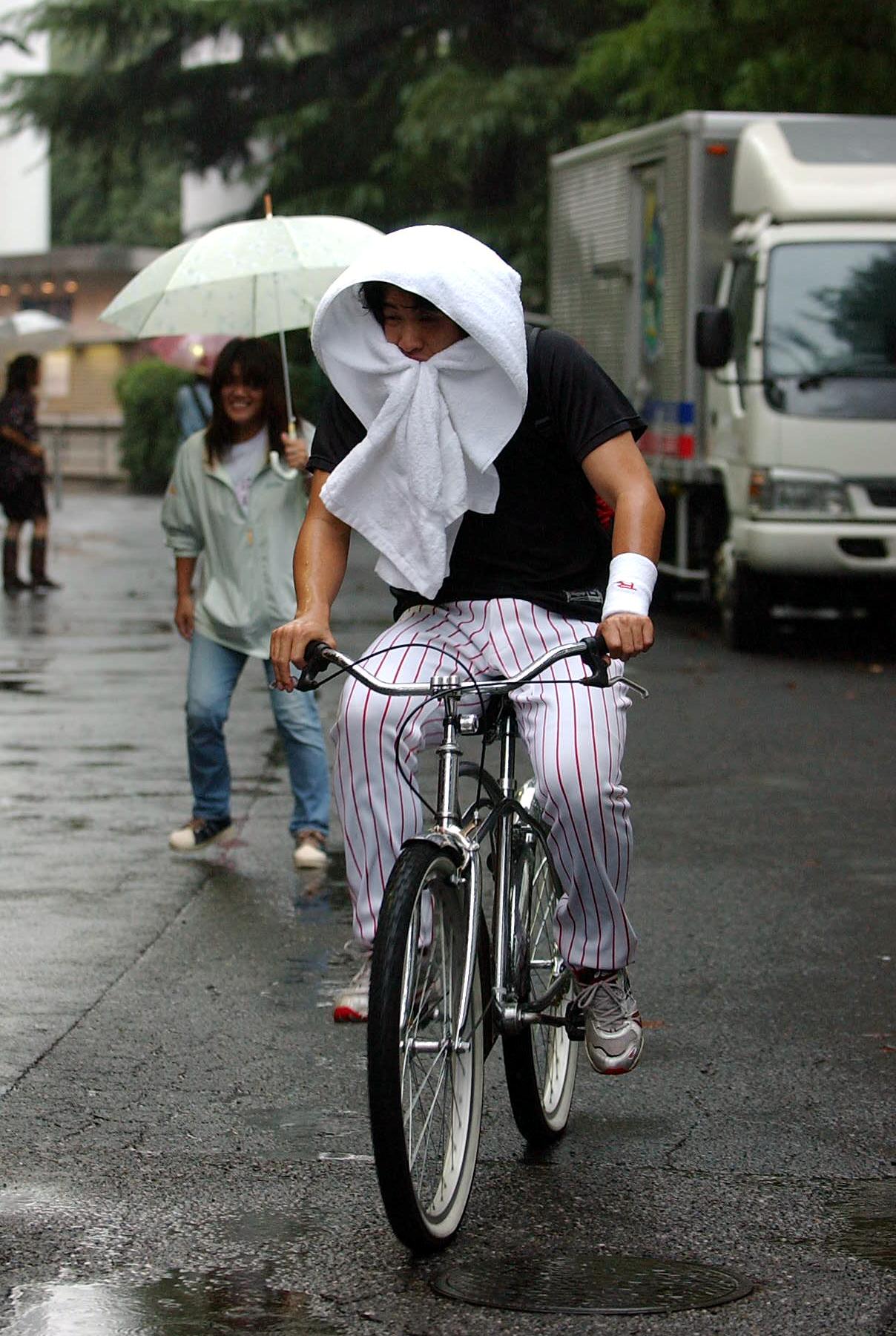 04年9月、頭にタオルを巻き自転車でクラブハウスに戻るヤクルト五十嵐