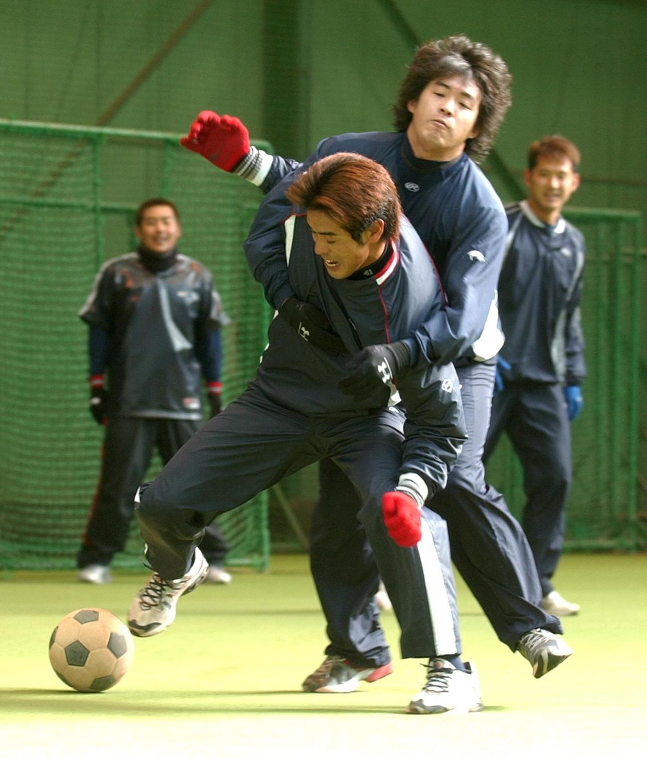 05年、サッカートレで稲葉（左）を厳しいマークする五十嵐